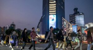 Cabaran Besar dalam Kenaikan Gaji Minimum Indonesia: Menyokong Hasrat Ekonomi yang Berkelanjutan