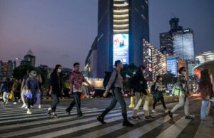 Cabaran Besar dalam Kenaikan Gaji Minimum Indonesia: Menyokong Hasrat Ekonomi yang Berkelanjutan