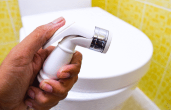 Tahun ini, upgrade toilet anda dengan pilihan yang paling berbaloi! Semua rumah pasti memerlukan alat dan kemudahan yang meningkatkan keselesaan. Berikut adalah beberapa idea untuk menjadikan pengalaman tandas anda lebih baik:
Toilet Pintar – Toilet yang dilengkapi dengan ciri canggih seperti pemanas dudukan, pemercik air automatik, dan pengering udara. Memudahkan kebersihan dan keselesaan.
Sistem Pembuangan Efisien – Pilih toilet dengan sistem pembuangan yang lebih efisien, mengurangkan penggunaan air tanpa mengorbankan prestasi.
Alat Pembersih Ultrasonik – Memasang alat ini dapat membantu menjaga kebersihan tandas tanpa perlu menggunakan bahan kimia yang keras.
Cermin Anti-Kabut – Cermin yang sentiasa jelas membuatkan bilik mandi kelihatan lebih menarik dan menjimatkan masa.
Pencahayaan LED – Pilih lampu LED yang boleh diselaraskan kecerahannya untuk pengalaman tandas yang lebih selesa.
Rak Penyimpanan Terintegrasi – Memanfaatkan ruang dengan rak yang tersimpan di belakang pintu tandas membantu menjadikan ruang lebih teratur.
Alat Kawalan Bau Automatik – Sistem pengurusan bau yang berfungsi secara automatik dengan sensor, memastikan udara tetap segar.
Dinding dan Lantai Mudah Bersih – Gunakan bahan dinding dan lantai yang mudah dibersihkan serta tahan lama, menjadikan penyelenggaraan lebih mudah.
Aksesori Kaligrafi Luar Biasa – Menyemarakkan suasana dengan aksesori estetik yang memberikan karakter unik kepada tandas.
Buih Pembersih Tandas – Memasang dispenser buih pembersih automatik yang membantu menjaga kebersihan dengan mudah.
Dengan pilihan yang pelbagai ini, jangan tunggu lagi! Transformasikan tandas anda menjadi ruang yang berfungsi dan menyenangkan.