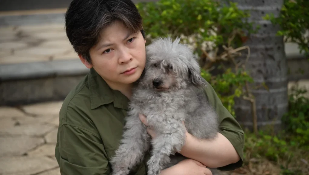 Anggota bomba Hong Kong menyelamatkan haiwan peliharaan dari kebakaran maut, menyatukan semula dengan pemiliknya.