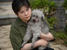 Anggota bomba Hong Kong menyelamatkan haiwan peliharaan dari kebakaran maut, menyatukan semula dengan pemiliknya.