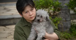 Anggota bomba Hong Kong menyelamatkan haiwan peliharaan dari kebakaran maut, menyatukan semula dengan pemiliknya.