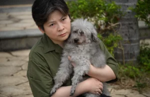 Anggota bomba Hong Kong menyelamatkan haiwan peliharaan dari kebakaran maut, menyatukan semula dengan pemiliknya.