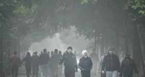 Lapangan Terbang Delhi membatalkan 126 penerbangan akibat kabus tebal yang mengganggu operasi.