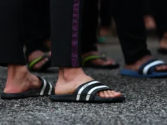 Orang Malaysia bertanya mengapa ada yang datang bekerja memakai selipar.