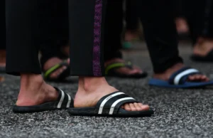 Orang Malaysia bertanya mengapa ada yang datang bekerja memakai selipar.