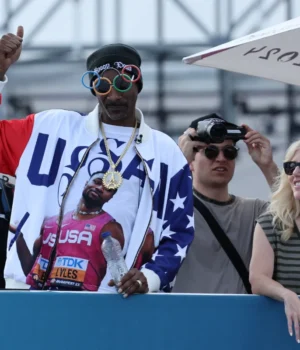 Snoop Dogg menyertai Pasukan USA sebagai jurulatih kehormat untuk Sukan Olimpik Musim Sejuk 2026.