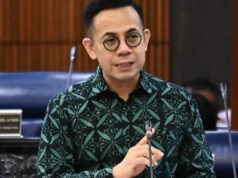 Dewan Rakyat telah mengambil langkah penting dengan meluluskan RUU PERKESO yang memberikan perlindungan 24/7 kepada pekerja. Dengan ini, individu akan dilindungi sekalipun selepas waktu bekerja, memastikan keselamatan dan kesejahteraan mereka sentiasa terjaga. Keputusan ini menunjukkan komitmen untuk memperkukuh sistem perlindungan sosial, memberikan ketenangan fikiran kepada pekerja bahawa mereka mendapat sokongan tanpa henti. Era baru ini menjanjikan akses kepada perlindungan yang lebih komprehensif bagi semua, mewujudkan persekitaran kerja yang lebih selamat dan responsif.