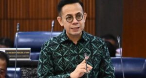 Dewan Rakyat telah mengambil langkah penting dengan meluluskan RUU PERKESO yang memberikan perlindungan 24/7 kepada pekerja. Dengan ini, individu akan dilindungi sekalipun selepas waktu bekerja, memastikan keselamatan dan kesejahteraan mereka sentiasa terjaga. Keputusan ini menunjukkan komitmen untuk memperkukuh sistem perlindungan sosial, memberikan ketenangan fikiran kepada pekerja bahawa mereka mendapat sokongan tanpa henti. Era baru ini menjanjikan akses kepada perlindungan yang lebih komprehensif bagi semua, mewujudkan persekitaran kerja yang lebih selamat dan responsif.