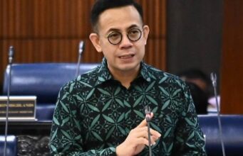 Dewan Rakyat telah mengambil langkah penting dengan meluluskan RUU PERKESO yang memberikan perlindungan 24/7 kepada pekerja. Dengan ini, individu akan dilindungi sekalipun selepas waktu bekerja, memastikan keselamatan dan kesejahteraan mereka sentiasa terjaga. Keputusan ini menunjukkan komitmen untuk memperkukuh sistem perlindungan sosial, memberikan ketenangan fikiran kepada pekerja bahawa mereka mendapat sokongan tanpa henti. Era baru ini menjanjikan akses kepada perlindungan yang lebih komprehensif bagi semua, mewujudkan persekitaran kerja yang lebih selamat dan responsif.
