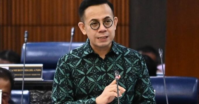 Dewan Rakyat telah mengambil langkah penting dengan meluluskan RUU PERKESO yang memberikan perlindungan 24/7 kepada pekerja. Dengan ini, individu akan dilindungi sekalipun selepas waktu bekerja, memastikan keselamatan dan kesejahteraan mereka sentiasa terjaga. Keputusan ini menunjukkan komitmen untuk memperkukuh sistem perlindungan sosial, memberikan ketenangan fikiran kepada pekerja bahawa mereka mendapat sokongan tanpa henti. Era baru ini menjanjikan akses kepada perlindungan yang lebih komprehensif bagi semua, mewujudkan persekitaran kerja yang lebih selamat dan responsif.