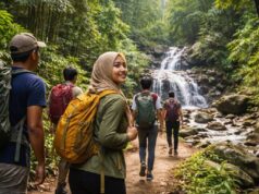 Lokasi Hiking Terbaik di Malaysia untuk Pendaki Baru
Bukit Tunku, Kuala Lumpur
Terletak di tengah bandar, trek ini menawarkan pemandangan indah dan laluan yang mudah. Sesuai untuk pemula yang ingin merasai pengalaman hiking tanpa perlu keluar jauh dari bandar.
Taman Negara, Pahang
Dengan pelbagai laluan yang sesuai untuk pemula, Taman Negara menawarkan keindahan semula jadi yang memukau dan peluang melihat flora dan fauna unik.
Bukit Broga, Selangor
Pendakian yang pendek tetapi menarik. Bukit Broga menjadi pilihan ramai kerana pemandangan yang cantik dan matahari terbit yang menakjubkan.
Gunung Kinabalu, Sabah (pendakian melalui Timpohon)
Untuk pendaki yang bercita-cita tinggi, laluan Timpohon adalah pilihan terbaik. Trek ini dirancang dengan baik dan ada banyak tempat rehat.
Taman Negara Endau-Rompin, Johor/Pahang
Dikenali dengan trek yang mudah diakses dan landskap yang memukau, taman ini adalah pilihan yang ideal bagi mereka yang baru dalam aktiviti mendaki.
Bukit Kutu, Selangor
Laluan sederhana dan menarik, Bukit Kutu menawarkan pemandangan menakjubkan dari puncak, menjadikannya pilihan popular di kalangan pendaki baru.
Terengganu’s Gua Musang
Trek yang mudah dan jarang dikunjungi menjadikannya pilihan yang baik untuk mereka yang ingin menikmati hiking dengan suasana yang tenang.
Bukit Pinas, Kedah
Laluan yang tidak terlampau mencabar, bukit ini memberikan pengalaman hiking yang santai dengan pemandangan sawah padi yang indah.
Hill 370, Perak
Tempat yang kurang dikenali namun menarik, trek ini tidak sukar dan sesuai untuk pendaki yang ingin menjelajahi alam semula jadi.
Lompat Mutiara, Selangor
Trek pendek dan mudah dengan pemandangan air terjun yang memukau, ideal untuk pendaki yang ingin menikmati keindahan alam tanpa kesukaran yang tinggi.
Tips untuk Pendaki Baru
Persediaan Fisik: Lakukan senaman ringan sebelum memulakan pendakian.
Pakaian yang Sesuai: Kenakan pakaian yang selesa dan kasut yang sesuai untuk mendaki.
Bawa Bekalan Air: Pastikan anda membawa air yang mencukupi.
Patuhi Arahan Penjaga Hutan: Sentiasa ikut peraturan dan arahan untuk keselamatan.
Hiking bukan sahaja memberi manfaat kesehatan, tetapi juga peluang untuk menghargai keindahan alam semula jadi Malaysia. Selamat mendaki!