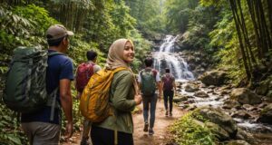 Lokasi Hiking Terbaik di Malaysia untuk Pendaki Baru
Bukit Tunku, Kuala Lumpur
Terletak di tengah bandar, trek ini menawarkan pemandangan indah dan laluan yang mudah. Sesuai untuk pemula yang ingin merasai pengalaman hiking tanpa perlu keluar jauh dari bandar.
Taman Negara, Pahang
Dengan pelbagai laluan yang sesuai untuk pemula, Taman Negara menawarkan keindahan semula jadi yang memukau dan peluang melihat flora dan fauna unik.
Bukit Broga, Selangor
Pendakian yang pendek tetapi menarik. Bukit Broga menjadi pilihan ramai kerana pemandangan yang cantik dan matahari terbit yang menakjubkan.
Gunung Kinabalu, Sabah (pendakian melalui Timpohon)
Untuk pendaki yang bercita-cita tinggi, laluan Timpohon adalah pilihan terbaik. Trek ini dirancang dengan baik dan ada banyak tempat rehat.
Taman Negara Endau-Rompin, Johor/Pahang
Dikenali dengan trek yang mudah diakses dan landskap yang memukau, taman ini adalah pilihan yang ideal bagi mereka yang baru dalam aktiviti mendaki.
Bukit Kutu, Selangor
Laluan sederhana dan menarik, Bukit Kutu menawarkan pemandangan menakjubkan dari puncak, menjadikannya pilihan popular di kalangan pendaki baru.
Terengganu’s Gua Musang
Trek yang mudah dan jarang dikunjungi menjadikannya pilihan yang baik untuk mereka yang ingin menikmati hiking dengan suasana yang tenang.
Bukit Pinas, Kedah
Laluan yang tidak terlampau mencabar, bukit ini memberikan pengalaman hiking yang santai dengan pemandangan sawah padi yang indah.
Hill 370, Perak
Tempat yang kurang dikenali namun menarik, trek ini tidak sukar dan sesuai untuk pendaki yang ingin menjelajahi alam semula jadi.
Lompat Mutiara, Selangor
Trek pendek dan mudah dengan pemandangan air terjun yang memukau, ideal untuk pendaki yang ingin menikmati keindahan alam tanpa kesukaran yang tinggi.
Tips untuk Pendaki Baru
Persediaan Fisik: Lakukan senaman ringan sebelum memulakan pendakian.
Pakaian yang Sesuai: Kenakan pakaian yang selesa dan kasut yang sesuai untuk mendaki.
Bawa Bekalan Air: Pastikan anda membawa air yang mencukupi.
Patuhi Arahan Penjaga Hutan: Sentiasa ikut peraturan dan arahan untuk keselamatan.
Hiking bukan sahaja memberi manfaat kesehatan, tetapi juga peluang untuk menghargai keindahan alam semula jadi Malaysia. Selamat mendaki!