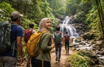 Lokasi Hiking Terbaik di Malaysia untuk Pendaki Baru
Bukit Tunku, Kuala Lumpur
Terletak di tengah bandar, trek ini menawarkan pemandangan indah dan laluan yang mudah. Sesuai untuk pemula yang ingin merasai pengalaman hiking tanpa perlu keluar jauh dari bandar.
Taman Negara, Pahang
Dengan pelbagai laluan yang sesuai untuk pemula, Taman Negara menawarkan keindahan semula jadi yang memukau dan peluang melihat flora dan fauna unik.
Bukit Broga, Selangor
Pendakian yang pendek tetapi menarik. Bukit Broga menjadi pilihan ramai kerana pemandangan yang cantik dan matahari terbit yang menakjubkan.
Gunung Kinabalu, Sabah (pendakian melalui Timpohon)
Untuk pendaki yang bercita-cita tinggi, laluan Timpohon adalah pilihan terbaik. Trek ini dirancang dengan baik dan ada banyak tempat rehat.
Taman Negara Endau-Rompin, Johor/Pahang
Dikenali dengan trek yang mudah diakses dan landskap yang memukau, taman ini adalah pilihan yang ideal bagi mereka yang baru dalam aktiviti mendaki.
Bukit Kutu, Selangor
Laluan sederhana dan menarik, Bukit Kutu menawarkan pemandangan menakjubkan dari puncak, menjadikannya pilihan popular di kalangan pendaki baru.
Terengganu’s Gua Musang
Trek yang mudah dan jarang dikunjungi menjadikannya pilihan yang baik untuk mereka yang ingin menikmati hiking dengan suasana yang tenang.
Bukit Pinas, Kedah
Laluan yang tidak terlampau mencabar, bukit ini memberikan pengalaman hiking yang santai dengan pemandangan sawah padi yang indah.
Hill 370, Perak
Tempat yang kurang dikenali namun menarik, trek ini tidak sukar dan sesuai untuk pendaki yang ingin menjelajahi alam semula jadi.
Lompat Mutiara, Selangor
Trek pendek dan mudah dengan pemandangan air terjun yang memukau, ideal untuk pendaki yang ingin menikmati keindahan alam tanpa kesukaran yang tinggi.
Tips untuk Pendaki Baru
Persediaan Fisik: Lakukan senaman ringan sebelum memulakan pendakian.
Pakaian yang Sesuai: Kenakan pakaian yang selesa dan kasut yang sesuai untuk mendaki.
Bawa Bekalan Air: Pastikan anda membawa air yang mencukupi.
Patuhi Arahan Penjaga Hutan: Sentiasa ikut peraturan dan arahan untuk keselamatan.
Hiking bukan sahaja memberi manfaat kesehatan, tetapi juga peluang untuk menghargai keindahan alam semula jadi Malaysia. Selamat mendaki!