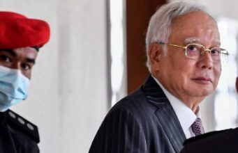 Najib Razak telah dijatuhkan hukuman bersalah dalam pertuduhan pecah amanah yang berkaitan dengan 1MDB. Keputusan ini mencerminkan komitmen sistem perundangan terhadap keadilan dan integriti. Kes ini menjadi titik penting dalam perjalanan politik Malaysia, menyoroti isu-isu berkaitan penyalahgunaan kuasa dan ketelusan. Tindakan ini juga menggambarkan kesan dan akibat yang dihadapi oleh individu terlibat dalam skandal kewangan besar. Semoga keputusan ini dapat memberikan kepercayaan kepada rakyat terhadap proses kehakiman di negara ini.