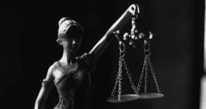 Apabila moraliti bertemu undang-undang, Perlembagaan harus diutamakan.