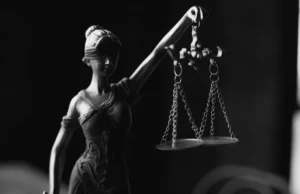 Apabila moraliti bertemu undang-undang, Perlembagaan harus diutamakan.