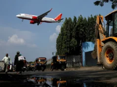 Pesawat Air India 777 berpatah balik selepas tekanan minyak enjin menurun, kata pengawal selia.