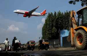 Pesawat Air India 777 berpatah balik selepas tekanan minyak enjin menurun, kata pengawal selia.