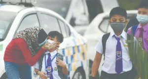 Tali leher sekolah adalah pilihan untuk pelajar pada tahun depan.