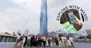 Explore With Maxis: Gabungkan Budaya, Teknologi & Naratif Tempatan
“Explore With Maxis” berfungsi sebagai platform simbiosis antara teknologi dan budaya setempat, mendorong masyarakat untuk meneroka bandar dengan cara yang inovatif. Dalam inisiatif ini, pengguna dapat menggunakan aplikasi interaktif yang memberikan pengalaman digital yang diperkaya, termasuk panduan suara tentang sejarah lokasi, peta interaktif yang menunjukkan tempat menarik, dan peluang untuk berinteraksi dengan penduduk tempatan.
Teknologi AR (Augmented Reality) digunakan untuk membawa naratif tempatan ke dalam kehidupan seharian. Misalnya, pelawat dapat mengarahkan telefon mereka ke bangunan bersejarah dan melihat video singkat mengenai cerita di sebalik pembinaannya. Dengan mengintegrasikan elemen budaya seperti seni, muzik, dan makanan tempatan, platform ini turut mendorong peluang untuk menikmati aktiviti kebudayaan seperti pameran seni atau festival tempatan.
Masyarakat juga diberdayakan untuk menyumbang kandungan melalui ciri “Kongsi Cerita”, di mana mereka boleh merekam pengalaman, foto, dan video yang menjadi sebahagian daripada identiti tempat tersebut. Ini bukan sahaja mendekatkan masyarakat dengan warisan budaya mereka, tetapi juga memberi peluang kepada generasi muda untuk menghargai dan mempertahankan naratif tempatan.
Dengan “Explore With Maxis”, penerokaan bandar menjadi lebih menarik, memanfaatkan teknologi untuk menghidupkan budaya, melestarikan kisah-kisah tempatan, serta membina ikatan dalam kalangan komuniti.