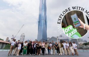 Explore With Maxis: Gabungkan Budaya, Teknologi & Naratif Tempatan
“Explore With Maxis” berfungsi sebagai platform simbiosis antara teknologi dan budaya setempat, mendorong masyarakat untuk meneroka bandar dengan cara yang inovatif. Dalam inisiatif ini, pengguna dapat menggunakan aplikasi interaktif yang memberikan pengalaman digital yang diperkaya, termasuk panduan suara tentang sejarah lokasi, peta interaktif yang menunjukkan tempat menarik, dan peluang untuk berinteraksi dengan penduduk tempatan.
Teknologi AR (Augmented Reality) digunakan untuk membawa naratif tempatan ke dalam kehidupan seharian. Misalnya, pelawat dapat mengarahkan telefon mereka ke bangunan bersejarah dan melihat video singkat mengenai cerita di sebalik pembinaannya. Dengan mengintegrasikan elemen budaya seperti seni, muzik, dan makanan tempatan, platform ini turut mendorong peluang untuk menikmati aktiviti kebudayaan seperti pameran seni atau festival tempatan.
Masyarakat juga diberdayakan untuk menyumbang kandungan melalui ciri “Kongsi Cerita”, di mana mereka boleh merekam pengalaman, foto, dan video yang menjadi sebahagian daripada identiti tempat tersebut. Ini bukan sahaja mendekatkan masyarakat dengan warisan budaya mereka, tetapi juga memberi peluang kepada generasi muda untuk menghargai dan mempertahankan naratif tempatan.
Dengan “Explore With Maxis”, penerokaan bandar menjadi lebih menarik, memanfaatkan teknologi untuk menghidupkan budaya, melestarikan kisah-kisah tempatan, serta membina ikatan dalam kalangan komuniti.