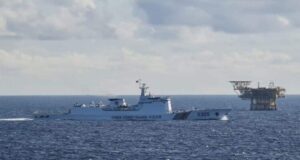 Kapal China Coast Guard (CCG) muncul dekat perairan Sarawak sebenarnya bukan sekadar isu kedaulatan, tetapi juga mencerminkan ketegangan geopolitik yang lebih luas di Laut China Selatan.
Tajuk yang sesuai: “Ketegangan Geopolitik: Kehadiran Kapal China Coast Guard di Perairan Sarawak”