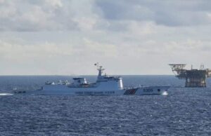 Kapal China Coast Guard (CCG) muncul dekat perairan Sarawak sebenarnya bukan sekadar isu kedaulatan, tetapi juga mencerminkan ketegangan geopolitik yang lebih luas di Laut China Selatan.
Tajuk yang sesuai: “Ketegangan Geopolitik: Kehadiran Kapal China Coast Guard di Perairan Sarawak”