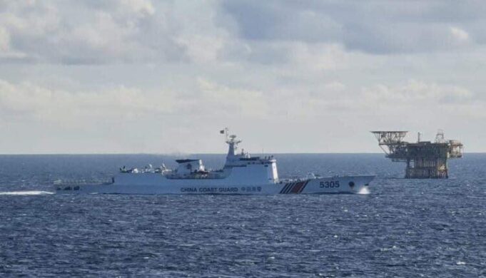 Kapal China Coast Guard (CCG) muncul dekat perairan Sarawak sebenarnya bukan sekadar isu kedaulatan, tetapi juga mencerminkan ketegangan geopolitik yang lebih luas di Laut China Selatan.
Tajuk yang sesuai: “Ketegangan Geopolitik: Kehadiran Kapal China Coast Guard di Perairan Sarawak”