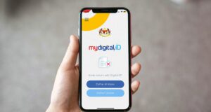 Tajuk: Impak Penggunaan MyDigital ID terhadap Pengguna dan Ekonomi: Kesan dari Uji Kajian 18 Bank
Kesan serius pada pengguna dan ekonomi jika 18 bank menggunakan MyDigital ID termasuk:
Kehilangan Keyakinan Pengguna: Jika sistem tidak berfungsi dengan baik, pengguna mungkin kehilangan keyakinan terhadap keselamatan dan privasi data mereka.
Risiko Penipuan dan Kecurian Identiti: Masalah keselamatan dalam sistem boleh menyebabkan peningkatan kes penipuan dan kecurian identiti.
Gangguan Aktiviti Ekonomi: Sekiranya pengguna menghadapi masalah, ia boleh menyebabkan gangguan kepada transaksi kewangan dan ekonomi.
Kesulitan Akses: Kesukaran dalam menggunakan sistem baru mungkin mengehadkan akses kepada perkhidmatan perbankan, terutamanya bagi kumpulan rentan.
Kesan kepada Reputasi Bank: Masalah yang timbul boleh menjejaskan reputasi bank dan mengurangkan kepercayaan di kalangan pelanggan.
Implikasi Undang-Undang: Potensi pelanggaran data boleh menyebabkan tindakan undang-undang dan penalti bagi institusi yang terlibat.
Kesan Rantaian Ekonomi: Masalah yang dialami oleh bank mungkin mempengaruhi sektor lain, termasuk perniagaan yang bergantung kepada sistem perbankan.