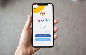 Tajuk: Impak Penggunaan MyDigital ID terhadap Pengguna dan Ekonomi: Kesan dari Uji Kajian 18 Bank
Kesan serius pada pengguna dan ekonomi jika 18 bank menggunakan MyDigital ID termasuk:
Kehilangan Keyakinan Pengguna: Jika sistem tidak berfungsi dengan baik, pengguna mungkin kehilangan keyakinan terhadap keselamatan dan privasi data mereka.
Risiko Penipuan dan Kecurian Identiti: Masalah keselamatan dalam sistem boleh menyebabkan peningkatan kes penipuan dan kecurian identiti.
Gangguan Aktiviti Ekonomi: Sekiranya pengguna menghadapi masalah, ia boleh menyebabkan gangguan kepada transaksi kewangan dan ekonomi.
Kesulitan Akses: Kesukaran dalam menggunakan sistem baru mungkin mengehadkan akses kepada perkhidmatan perbankan, terutamanya bagi kumpulan rentan.
Kesan kepada Reputasi Bank: Masalah yang timbul boleh menjejaskan reputasi bank dan mengurangkan kepercayaan di kalangan pelanggan.
Implikasi Undang-Undang: Potensi pelanggaran data boleh menyebabkan tindakan undang-undang dan penalti bagi institusi yang terlibat.
Kesan Rantaian Ekonomi: Masalah yang dialami oleh bank mungkin mempengaruhi sektor lain, termasuk perniagaan yang bergantung kepada sistem perbankan.