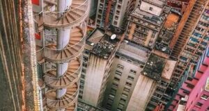 Keanggunan Spiral: Menara Copan dan Jalur Selamatnya yang Menawan