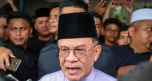 Anwar nafikan dakwaan menyerah tanah Sabah-Kalimantan kepada Indonesia.