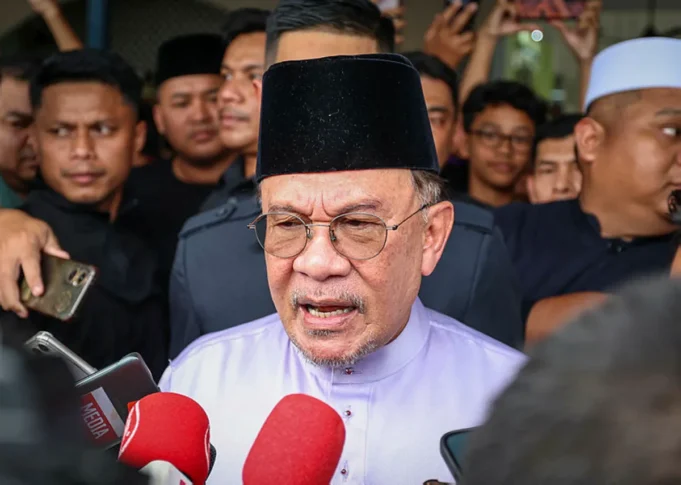 Anwar nafikan dakwaan menyerah tanah Sabah-Kalimantan kepada Indonesia.