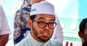 Kerajaan bekerjasama untuk memantau penularan ajaran sesat dengan tujuan memastikan keselamatan dan kesejahteraan masyarakat. Pelbagai usaha dilakukan, termasuk penyebaran maklumat, penganjuran program kesedaran, dan penguatkuasaan undang-undang bagi mengawal pengaruh ajaran yang tidak diiktiraf. Kerjasama antara agensi kerajaan, badan bukan kerajaan, serta masyarakat adalah penting dalam menangani isu ini secara holistik.