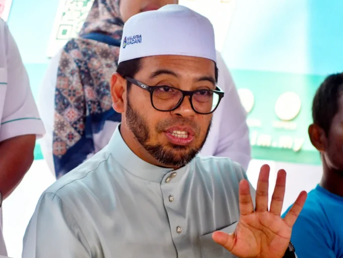 Kerajaan bekerjasama untuk memantau penularan ajaran sesat dengan tujuan memastikan keselamatan dan kesejahteraan masyarakat. Pelbagai usaha dilakukan, termasuk penyebaran maklumat, penganjuran program kesedaran, dan penguatkuasaan undang-undang bagi mengawal pengaruh ajaran yang tidak diiktiraf. Kerjasama antara agensi kerajaan, badan bukan kerajaan, serta masyarakat adalah penting dalam menangani isu ini secara holistik.