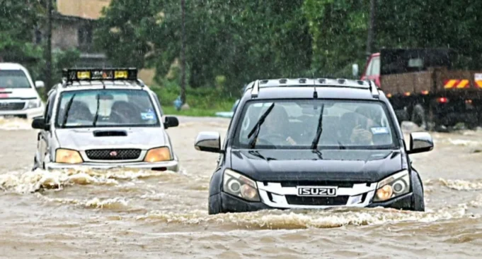 Lelaki meninggal dunia selepas kenderaan 4WDnya swept away oleh air banjir di Tawau.