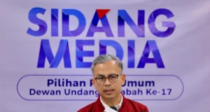 Kerajaan memperkukuh strategi komunikasi dengan beberapa langkah, antaranya:
Penggunaan Bahasa yang Mudah Difahami: Menggunakan bahasa yang jelas dan mudah dimengerti oleh semua lapisan masyarakat.
Media Sosial dan Platform Digital: Memanfaatkan media sosial untuk menyampaikan maklumat dengan cepat dan efektif, serta menyesuaikan mesej dengan platform yang digunakan.
Kempen Kesedaran: Mengadakan kempen bagi meningkatkan kesedaran tentang isu-isu penting dan mempromosikan maklumat terkini.
Latihan dan Pembangunan Kapasiti: Menganjurkan latihan bagi pegawai kerajaan dalam kemahiran komunikasi agar mesej dapat disampaikan dengan lebih baik.
Kerjasama dengan Media: Bekerjasama dengan agensi media untuk memastikan penyebaran maklumat yang tepat dan luas.
Maklum Balas dari Masyarakat: Menggalakkan maklum balas dari rakyat untuk meningkatkan kualiti maklumat yang disampaikan.
Penggunaan Grafik dan Visual: Menggunakan bahan visual untuk memudahkan pemahaman dan menarik perhatian orang ramai.
Dengan langkah-langkah ini, kerajaan berusaha untuk memastikan maklumat disampaikan secara berkesan dan mencapai semua peringkat masyarakat.