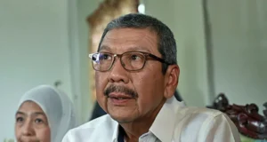 DG Perkhidmatan Awam melawat pesara, menyerahkan bantuan di Kota Kinabalu.