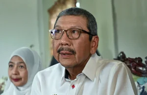 DG Perkhidmatan Awam melawat pesara, menyerahkan bantuan di Kota Kinabalu.