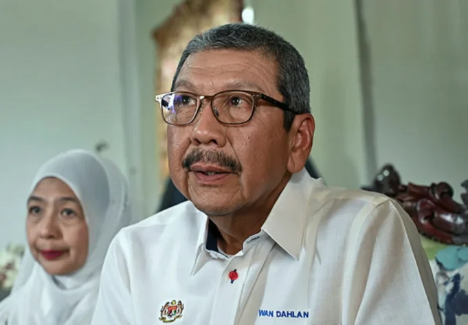 DG Perkhidmatan Awam melawat pesara, menyerahkan bantuan di Kota Kinabalu.