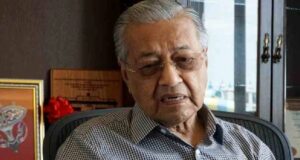 Tun Dr. Mahathir mengalami kecederaan pada pinggul kanannya setelah terjatuh di kediamannya.