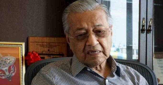 Tun Dr. Mahathir mengalami kecederaan pada pinggul kanannya setelah terjatuh di kediamannya.