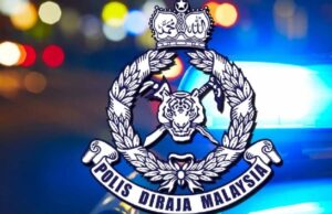 Pelakon Lelaki Terkenal Ditahan Polis Berkaitan Kes Dad*h
Seorang pelakon lelaki yang sangat dikenali telah ditangkap oleh pihak polis disebabkan keterlibatannya dalam kes dad*h. Berita ini mengejutkan banyak peminat dan mencetuskan pelbagai reaksi di media sosial. Pihak berkuasa mengesahkan bahawa penahanan tersebut dilakukan setelah menerima maklumat mengenai aktiviti yang mencurigakan. Kes ini sedang disiasat dengan lebih mendalam dan pelakon tersebut kini menghadapi tindakan undang-undang yang serius.