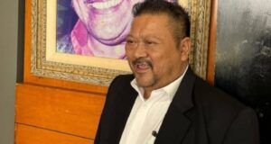 Peguam “Kotak Pensel” dilantik untuk mewakili pegawai tentera kanan yang terlibat dalam kes penyelewengan wang sebanyak RM5 juta. Tindakan pelantikannya mencetuskan pelbagai reaksi, berikutan reputasinya sebagai peguam yang sering terlibat dalam kes-kes berprofil tinggi. Kes ini mendapat perhatian umum kerana melibatkan salah guna kuasa dan integriti dalam institusi ketenteraan. Peguam tersebut diharapkan dapat memberikan pembelaan yang efektif, dengan mengemukakan bukti-bukti dan hujah yang kukuh untuk mempertahankan anak guamnya dalam proses perbicaraan yang akan datang. Fokus utama akan tertumpu kepada aspek perundangan yang berkaitan dan kemungkinan implikasi yang lebih besar ke atas integriti institusi pertahanan negara.