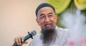 Gelaran Syed dan Syarifah merujuk kepada individu yang berasal dari keturunan Nabi Muhammad S.A.W melalui garis keturunan Fatimah dan Ali. Mereka dianggap sebagai pewaris yang membawa maruah dan tanggungjawab besar dalam masyarakat Islam. Namun, terdapat pandangan yang mengingatkan bahawa gelaran ini seharusnya tidak dijadikan sebagai alat untuk membanggakan diri atau menunjukkan kelebihan berbanding orang lain, kerana semua umat Islam mempunyai kedudukan yang sama di sisi Allah. Penekanan harus diberikan kepada akhlak dan sumbangan positif kepada masyarakat, bukan semata-mata kepada keturunan. Dengan demikian, walaupun gelaran tersebut mempunyai nilai sejarah dan spiritual, ia harus dimanfaatkan untuk memperkukuh perpaduan dan keharmonian dalam masyarakat.