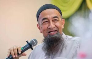 Gelaran Syed dan Syarifah merujuk kepada individu yang berasal dari keturunan Nabi Muhammad S.A.W melalui garis keturunan Fatimah dan Ali. Mereka dianggap sebagai pewaris yang membawa maruah dan tanggungjawab besar dalam masyarakat Islam. Namun, terdapat pandangan yang mengingatkan bahawa gelaran ini seharusnya tidak dijadikan sebagai alat untuk membanggakan diri atau menunjukkan kelebihan berbanding orang lain, kerana semua umat Islam mempunyai kedudukan yang sama di sisi Allah. Penekanan harus diberikan kepada akhlak dan sumbangan positif kepada masyarakat, bukan semata-mata kepada keturunan. Dengan demikian, walaupun gelaran tersebut mempunyai nilai sejarah dan spiritual, ia harus dimanfaatkan untuk memperkukuh perpaduan dan keharmonian dalam masyarakat.
