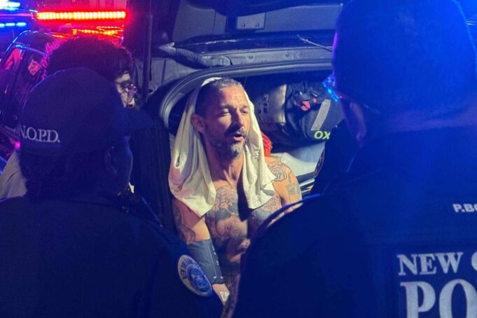 Shia LaBeouf mengalami pelbagai cabaran dan peristiwa dalam hidupnya, termasuk masalah dengan ketagihan, tangkapan oleh pihak berkuasa, dan perjalanan ke arah pemulihan serta penemuan diri. Dia juga telah terlibat dalam beberapa projek seni dan filem yang mencerminkan evolusinya sebagai seorang artis.
Tajuk yang sesuai: “Perjalanan Hidup Shia LaBeouf: Dari Bintang Hollywood ke Penemuan Diri”