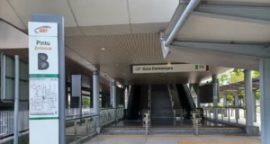 Seorang wanita telah menjadi mangsa samun beg tangan di MRT Kota Damansara dan kini sedang mencari maklumat atau bantuan.