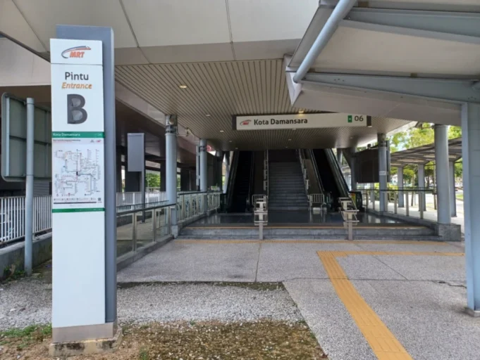 Seorang wanita telah menjadi mangsa samun beg tangan di MRT Kota Damansara dan kini sedang mencari maklumat atau bantuan.